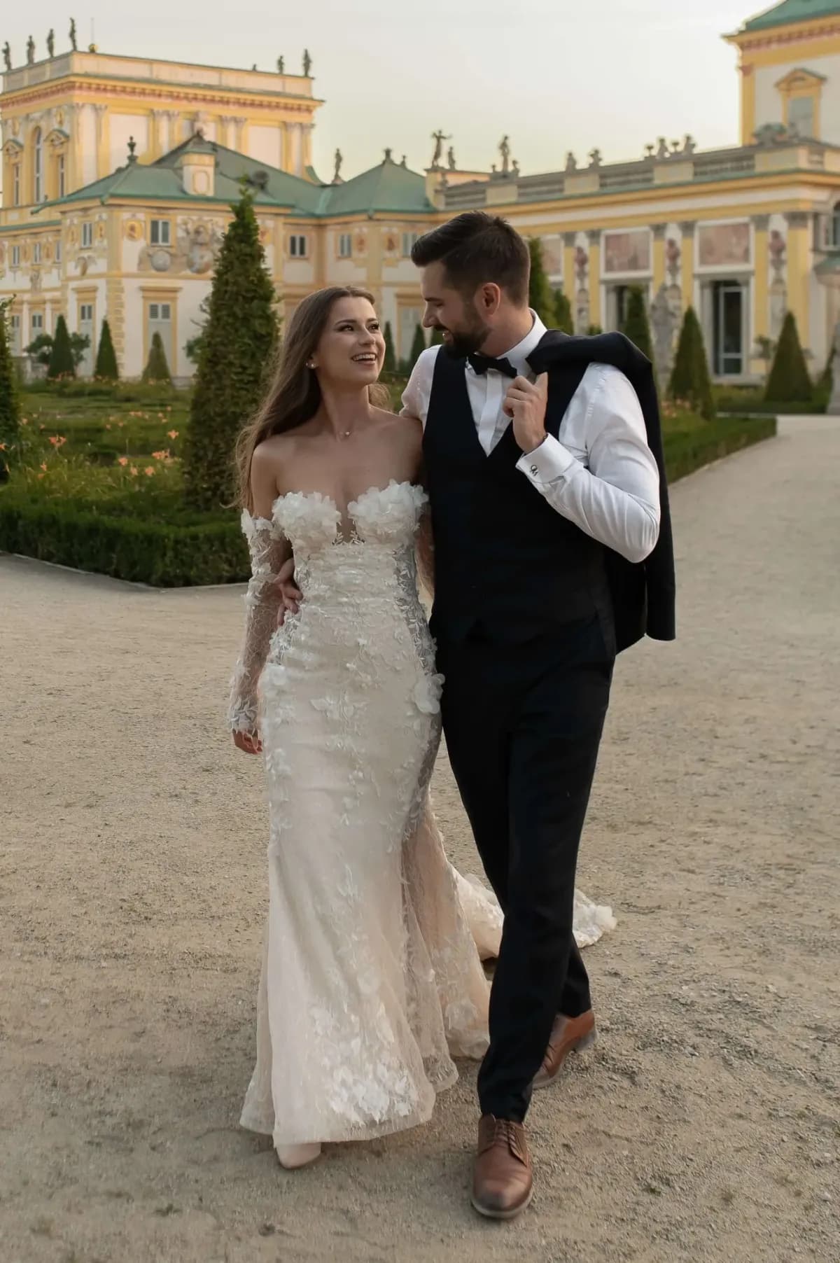 Nasze zdjęcie ślubne podczas spaceru w pałacowym ogrodzie